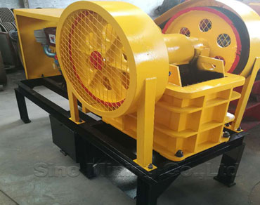 Small mobile diesel engine jaw crusher